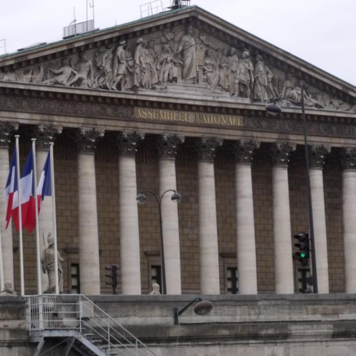 Parlamentarii francezi, cod vestimentar obligatoriu: Făra bermude și "haină obligatorie"