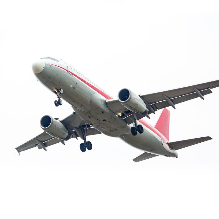 Alertă cu bombă într-un avion de pasageri, în drum spre Londra: Peste 200 de oameni au aterizat de urgență, aeroportul închis