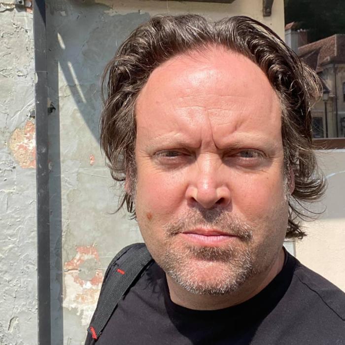 Regizorul britanic Charlie Ottley s-a întors în România cu daruri pentru copiii care i-au furat echipamentul de filmat