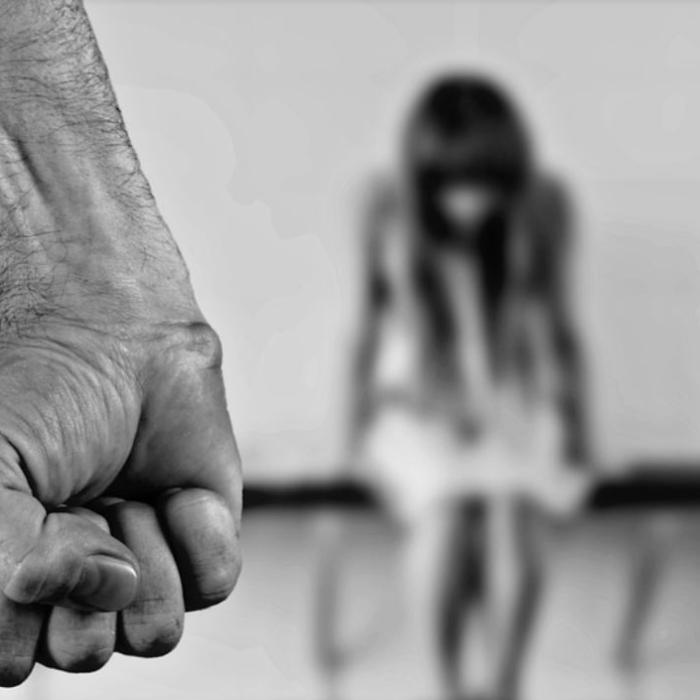 Italia. Româncă, bătută, fără milă, de partenerul său, de față cu fiica minoră. Agresorul a ajuns după gratii  