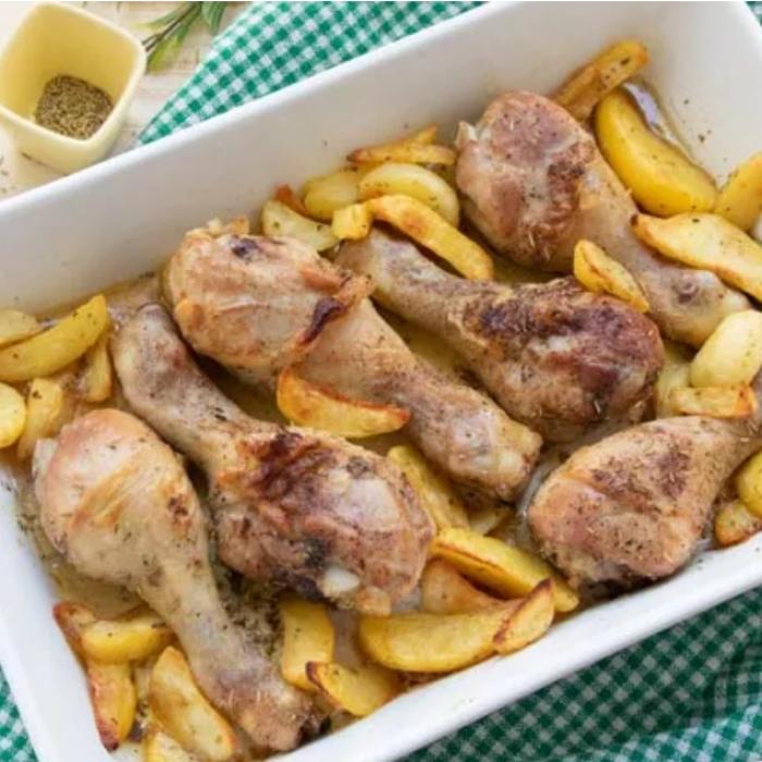 Pulpe de pui la cuptor pe pat de cartofi. Ingredientul secret ca să iasă geniale