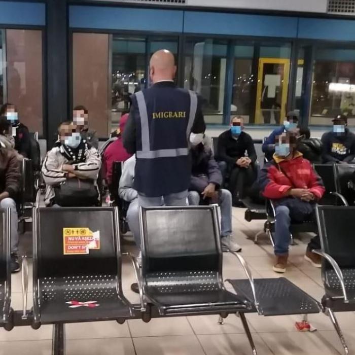 Nouă persoane, scoase sub escortă din țară: Nu mai au voie să calce în România în următorii 5 ani 