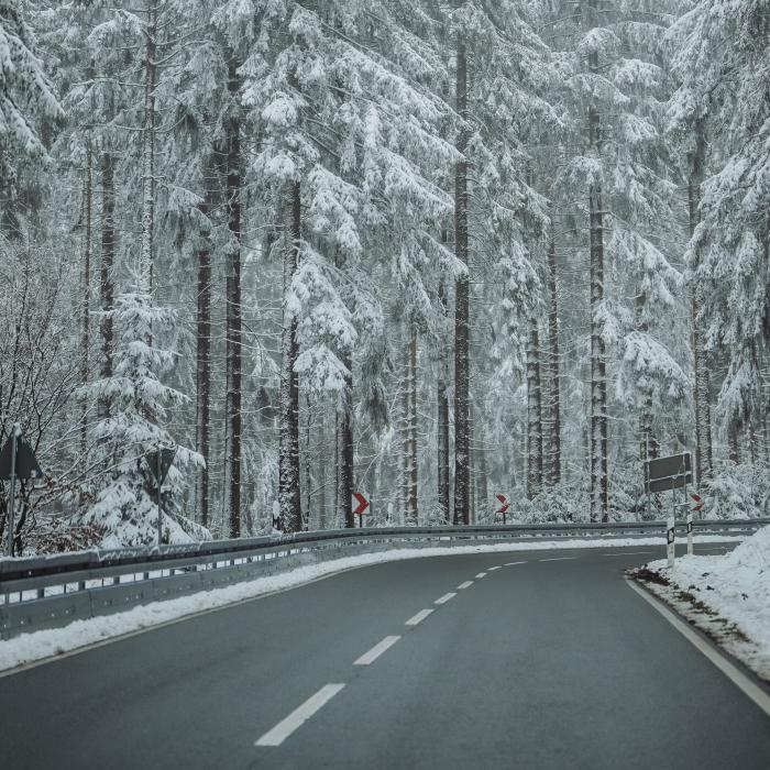 Risc de polei pe drumuri din Braşov, Bacău, Bistriţa-Năsăud şi Cluj