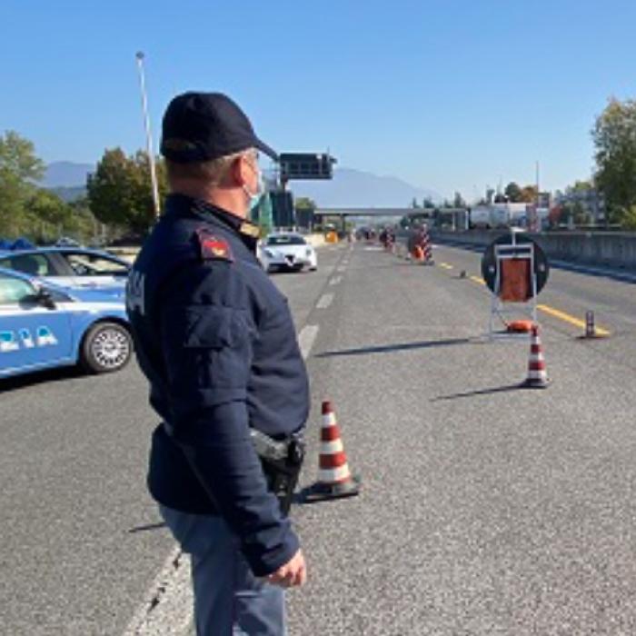 Italia. O româncă a ajuns la închisoare, după ce a fost prinsă cu patru migranți egipteni în microbuz