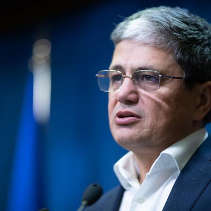 Aproape patru milioane de români urmează să primească 1.400 de lei de la bugetul de stat. Decizia, adoptată astăzi de Guvern
