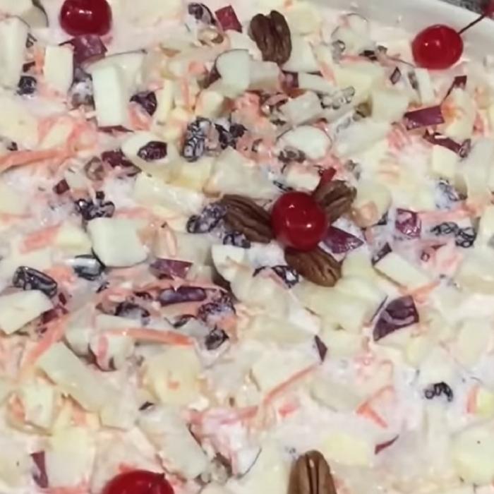 Salată de Crăciun cu mere, un preparat sănătos și gustos. Momentele speciale necesită salate speciale