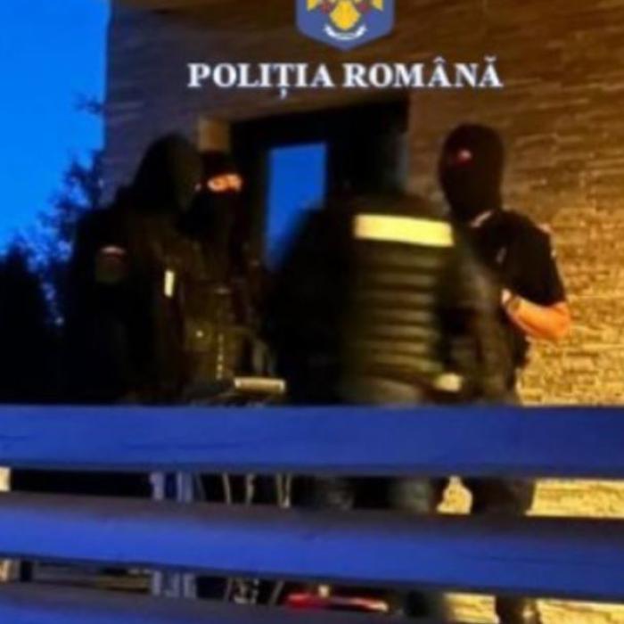 Percheziții în casa unui român: sute de kilograme de articole pirotehnice, confiscate 