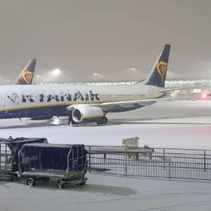Transporturile din Marea Britanie, date peste cap din cauza ninsorii și a poleiului. Zbor spre România amânat, pasagerii așteaptă în aeroport