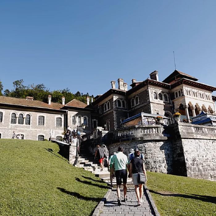Turismul explodează în România datorită succesului mondial al serialului Wednesday