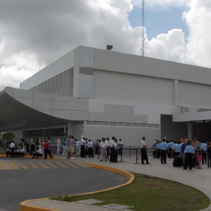 O vacanță de vis în Mexic s-a transformat într-un fiasco pentru un cuplu de români: „Am fost deportați după ce ne-au ținut într-o cameră fără pașaport și telefon”