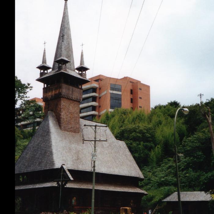 Biserica românească maramureșeană din Venezuela, reparată cu șindrilă tradițională trimisă din țară