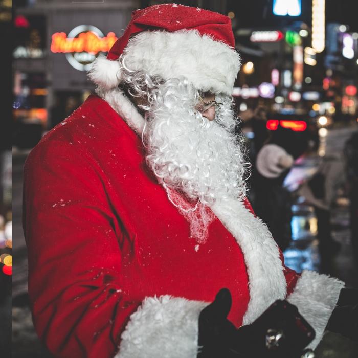 Un expert în sănătate spune că „Moși Crăciunii” supraponderali ar trebui să fie interziși în centrele comerciale