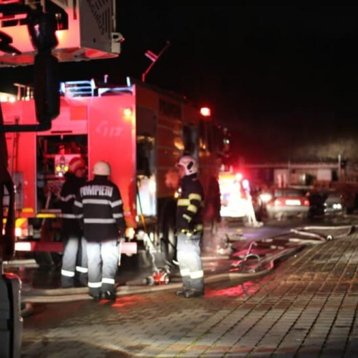 Incendiu uriaș într-o hală din Parcul Tetarom, din Cluj-Napoca