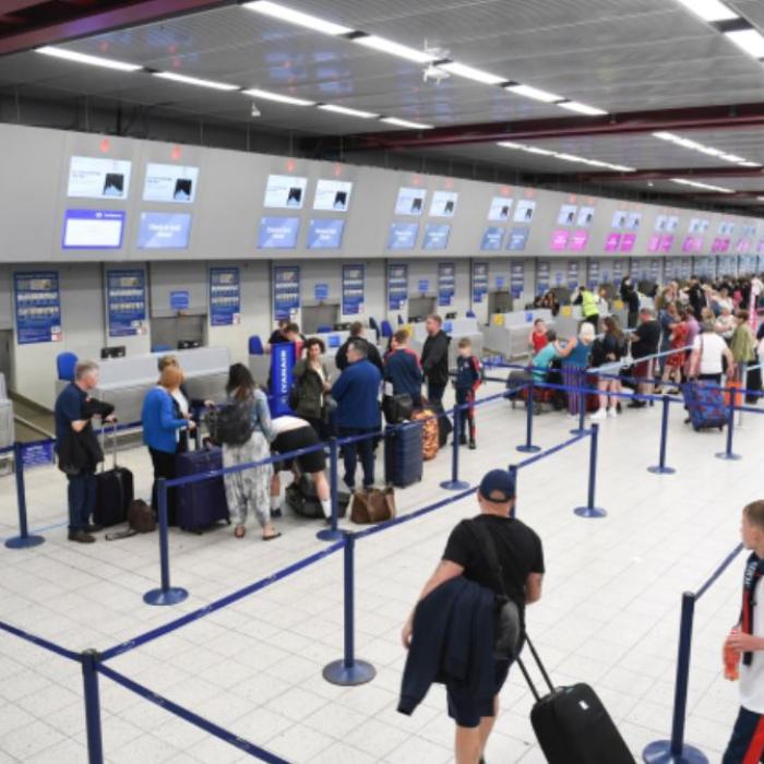 Sute de pasageri blocați în Islanda din cauza vremii severe care blochează zborurile