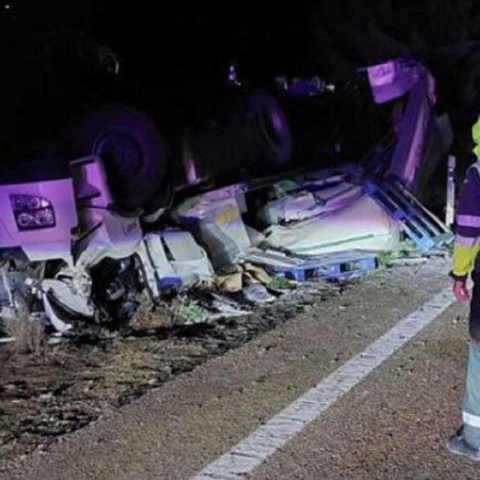 „Toate geamurile autobuzului au explodat”. Șofer român de TIR, sfârșit tragic pe o autostradă din Spania: „Ne-a lovit din spate”