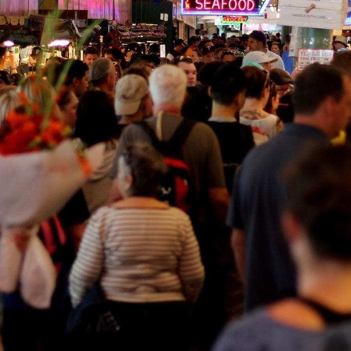 Românii merg în Ungaria pentru cumpărăturile de sărbători. După plafonare, magazinele au ajuns să le vândă cu rația