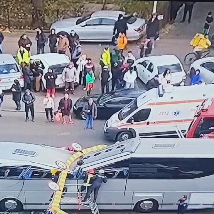 UPDATE. Autocar, accident cumplit la intrarea în Pasajul Unirii: Mai multe victime