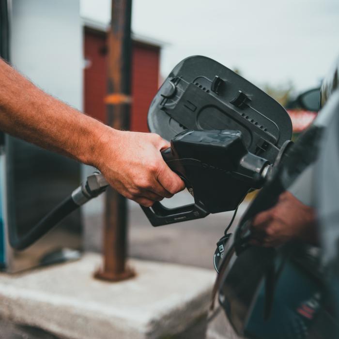 Franța taie subvenția la carburanți. În 2023, șoferii vor primi un voucher de 100 de euro