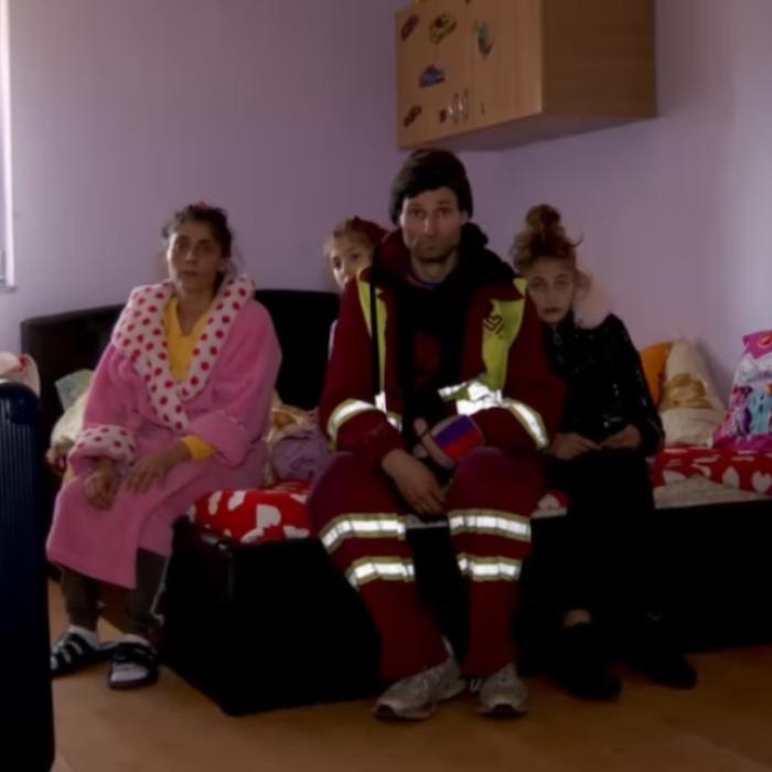 Vești grozave pentru românul care n-a intrat la serbarea fiicei, rușinat de cum era îmbrăcat: familia sa se va muta în casă nouă