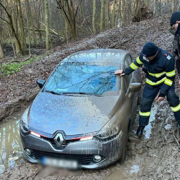 Două românce, rătăcite într-o zonă împădurită și greu accesibilă, salvate de polițiștii de frontieră