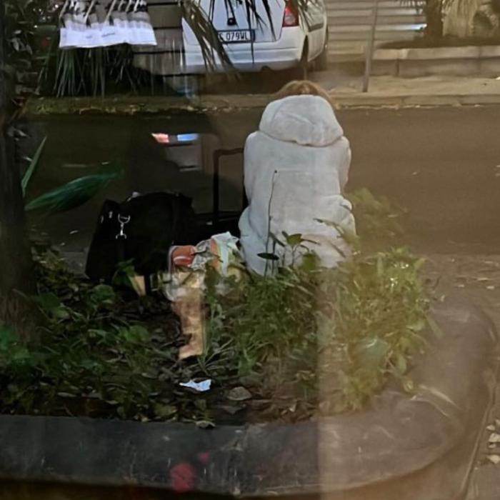 Italia. Răsturnare de situație în cazul badantei românce abandonate în stradă de Anul Nou: Femeia furase bijuterii și blănuri de la bătrână