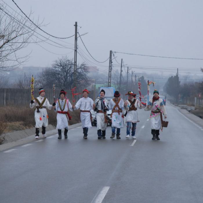 Cele mai importante tradiții și obiceiuri de Bobotează: De la busuiocul de sub pernă, la Păzitul fântânilor, Iordănitul sau Mersul cu urâţii