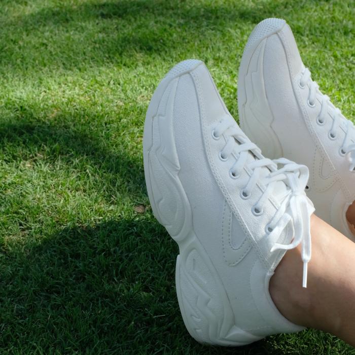Cum să-ți cureți adidașii albi în doar cinci minute. Trucul de care se bucură toată planeta