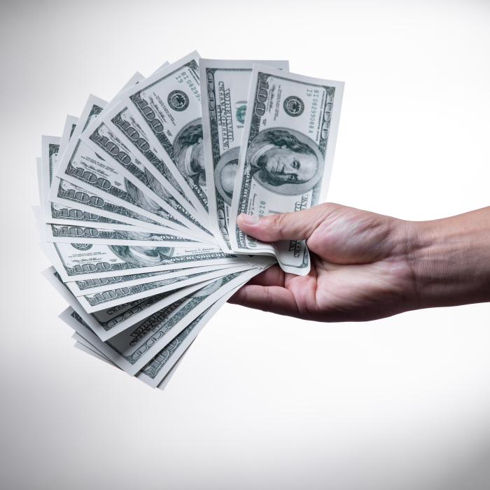 Dolarul atinge maximul ultimelor patru săptămâni 