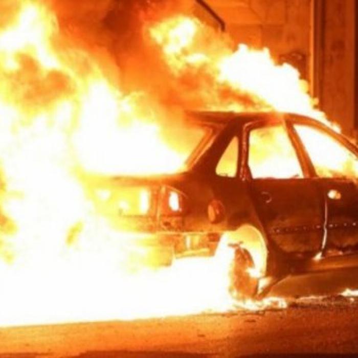 Român reţinut pentru distrugere, după ce i-a dat foc autoturismului soţiei