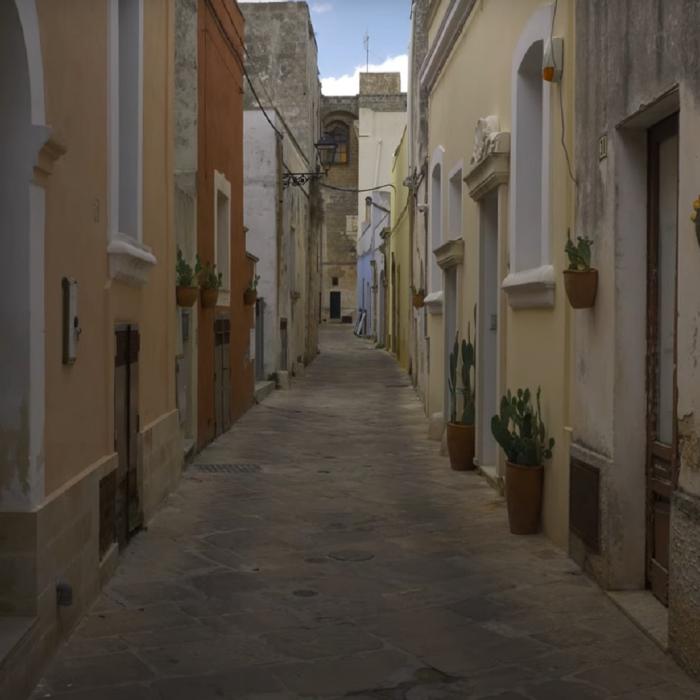 Unul dintre cele mai frumoase locuri din Italia oferă 30.000 celor care aleg să se mute acolo: „Orașul uleiului” are multe atracții - VIDEO