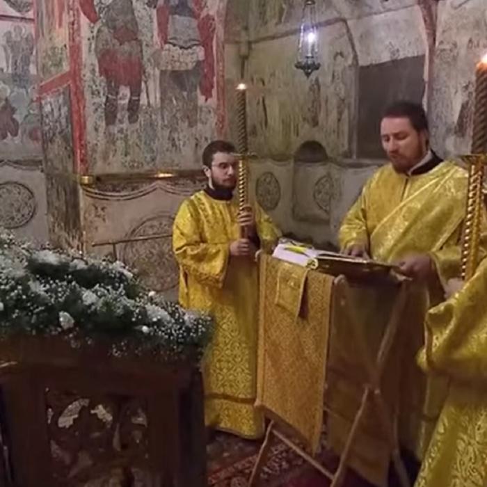 Vladimir Putin a participat singur la slujba de Crăciun la Kremlin - VIDEO