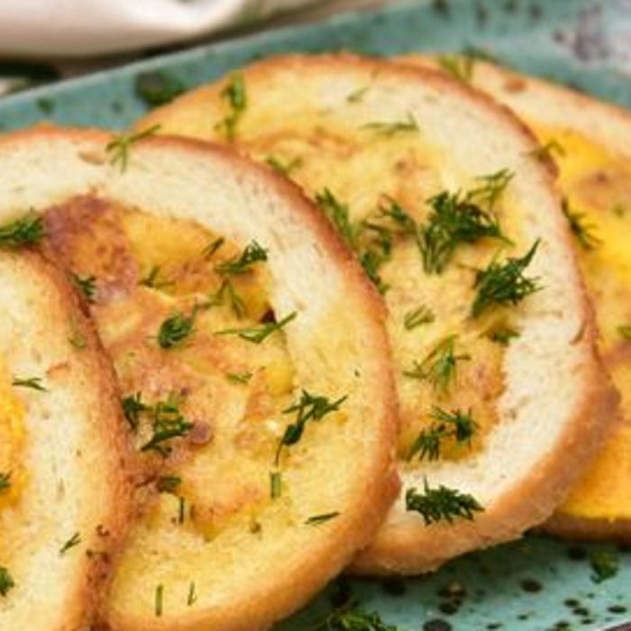 Din patru felii de pâine și un ou faci cel mai delicios mic-dejun. O rețetă rapidă: doar două ingrediente și 10 minute