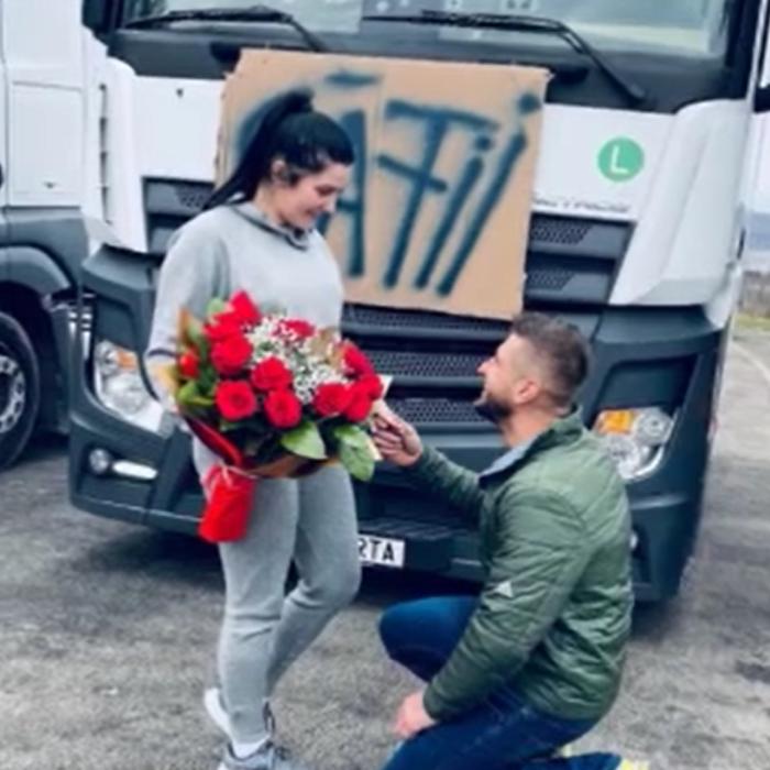 Șofer român de TIR, cerere în căsătorie emoționantă: A blocat un drum, dar nimeni nu s-a supărat. Ba din contră, au tras pe dreapta și i-au felicitat 