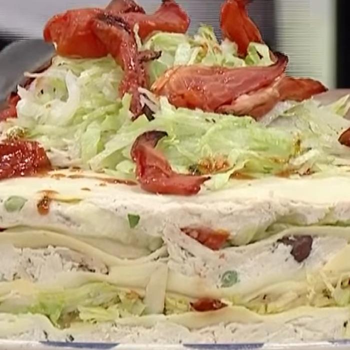Turnul de clătite cu pui, un preparat la care n-ai cum să spui nu. Rețeta simplă și trucuri ca să îți iasă ca unui adevărat masterchef