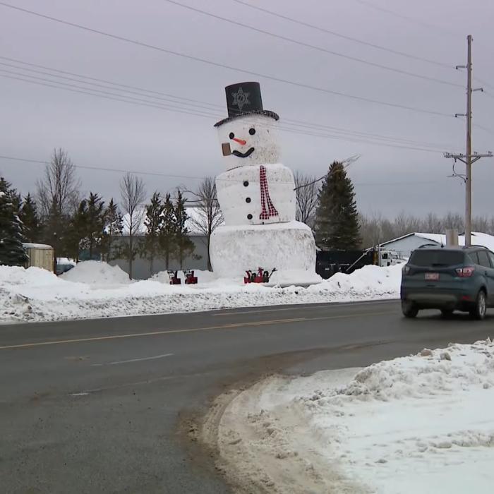 Povestea emoționantă a omului de zăpadă de 18 metri, construit anual de-a lungul unei autostrăzi din Wisconsin