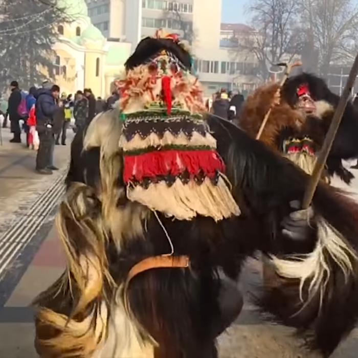 Bulgarii se feresc de spiritele rele în cadrul unui festival străvechi de iarnă