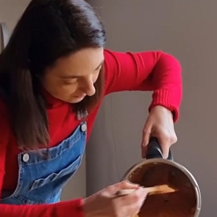 O româncă a dat lovitura pe internet cu o rețetă de parizer. Secretul de la mama ei