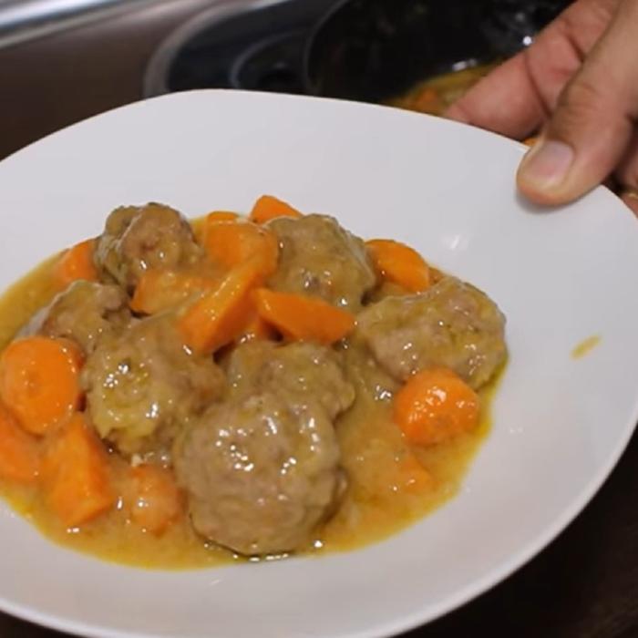 Chifteluțe în sos de morcovi: suculente, pufoase și rapid de preparat. O rețetă de vis!