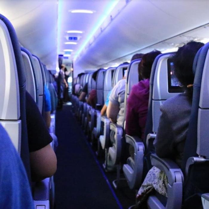 Panică într-un avion pe ruta Amsterdam-București. Zeci de români, anunțați că aeronava aterizează de urgență în Germania