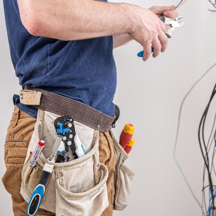 „Și-au mărit singuri salariile”. Cinci electricieni români, mai bogați cu 50.000 de euro: „Angajatorul ne-a obligat să declarăm asta!”