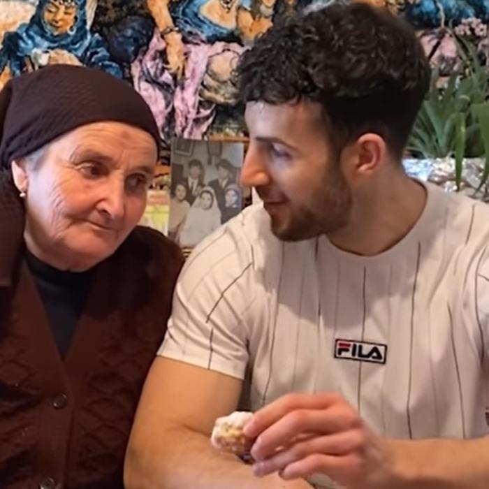 Un influencer spaniol și iubita sa nu se mai pot despărți de România. Bunica Gherghina de pe Tiktok i-a fermecat cu poveștile ei