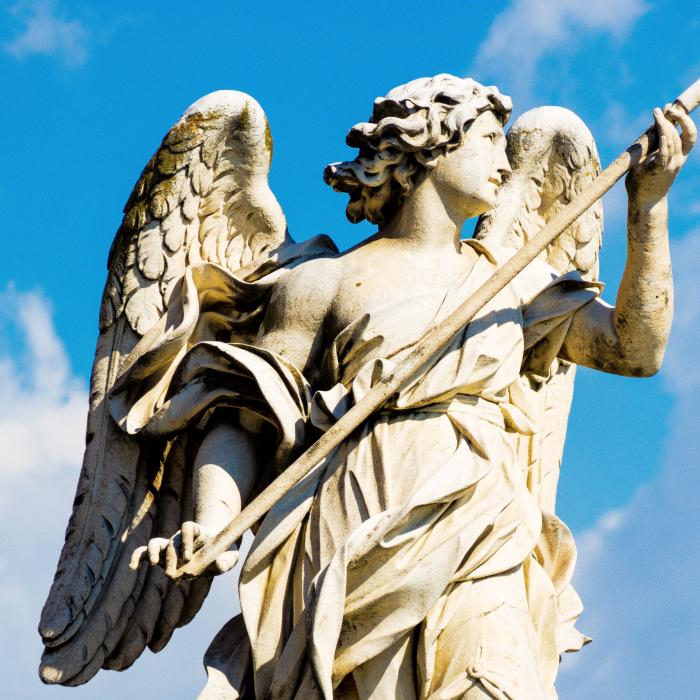 Pedepsit de Dumnezeu: Un hoț care încerca să fure statuia Arhanghelului Mihail din biserică, s-a rănit chiar în sabia acestuia