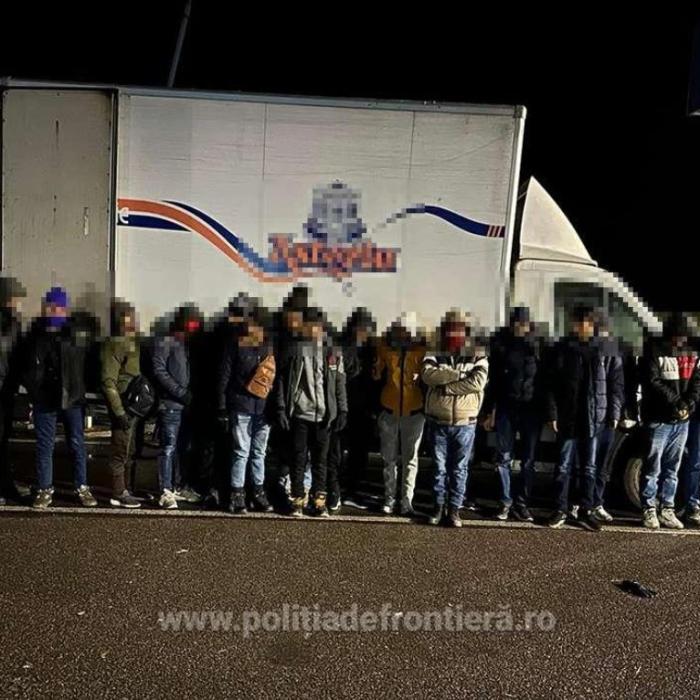 Zeci de migranți, surprinși în timp ce se ascundeau într-un camion, într-o parcare de lângă Nădlac 
