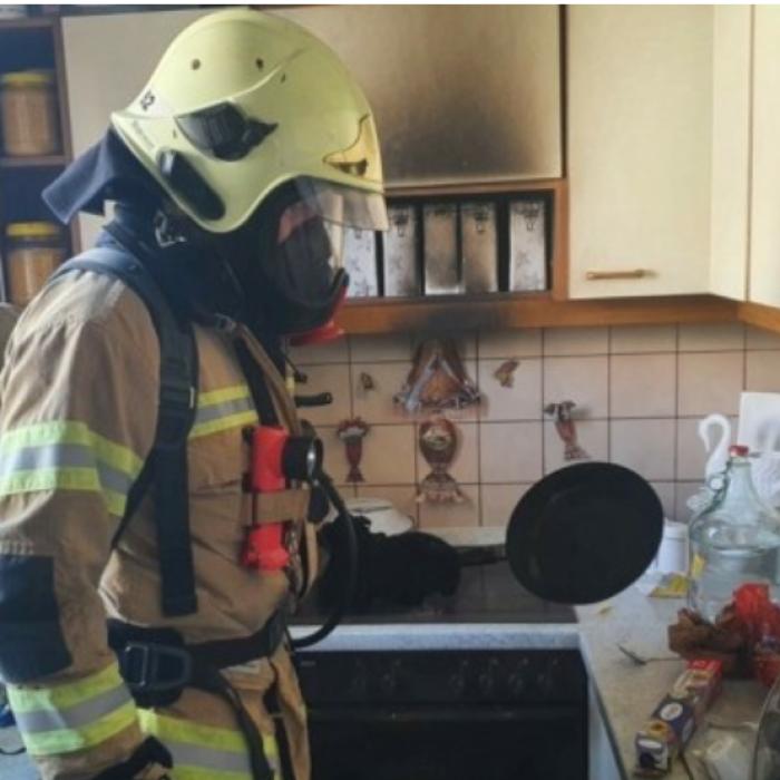 Austria. O româncă a plecat și a lăsat mâncarea pe foc și copiii încuiați. Când s-a întors a găsit casa plină de pompieri 