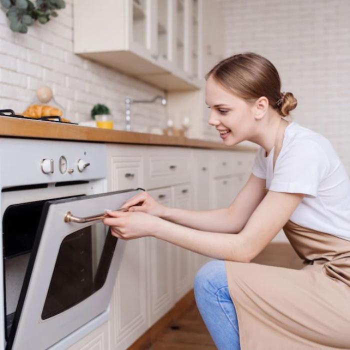 Scapă de grăsimea de pe ușa cuptorului cu trucurile bunicii: va fi ca nouă