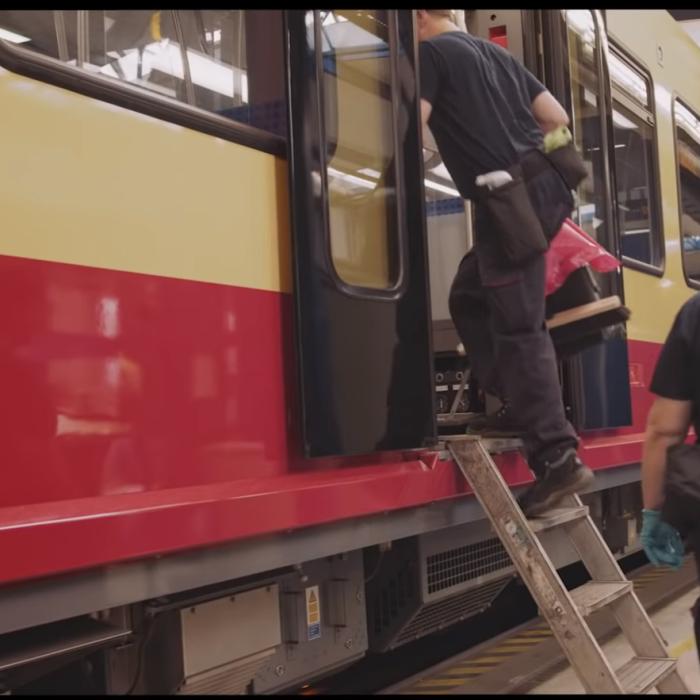 Germania. Român de 17 ani, cercetat pentru 'perturbarea traficului feroviar', după ce prietenul care-l însoțea a fost călcat de tren