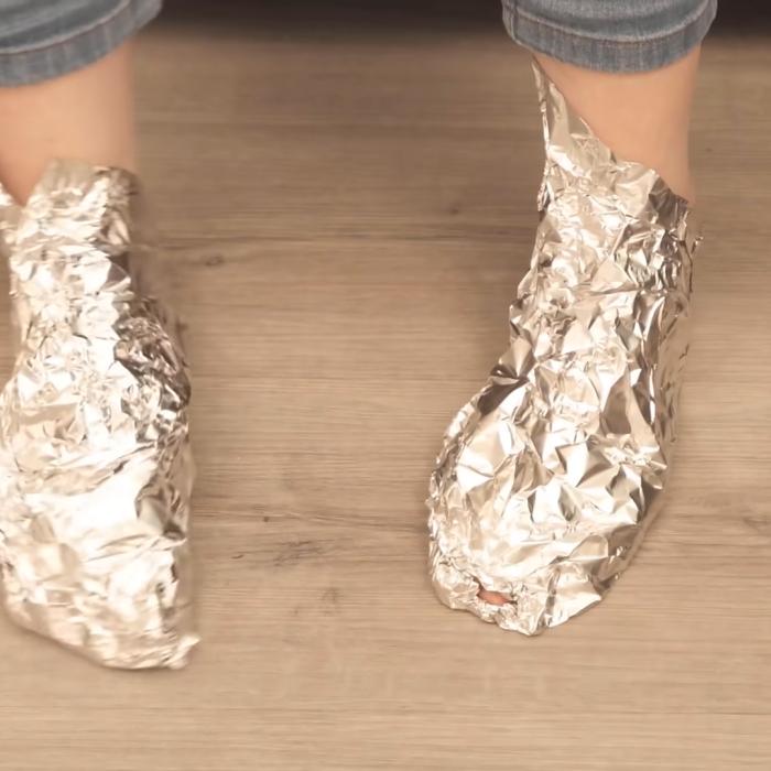Înfășoară-ți picioarele în folie de aluminiu și câteva ore mai târziu vei avea acest rezultat! Este o idee genială!