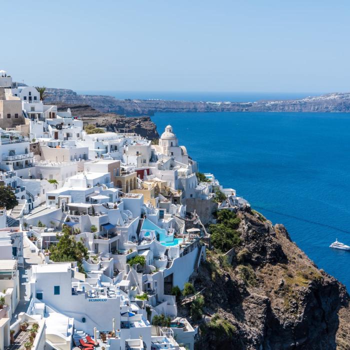 Insula Santorini, în pericol. Un vulcan periculos din apropiere dă semne de trezire, după 400 de ani 