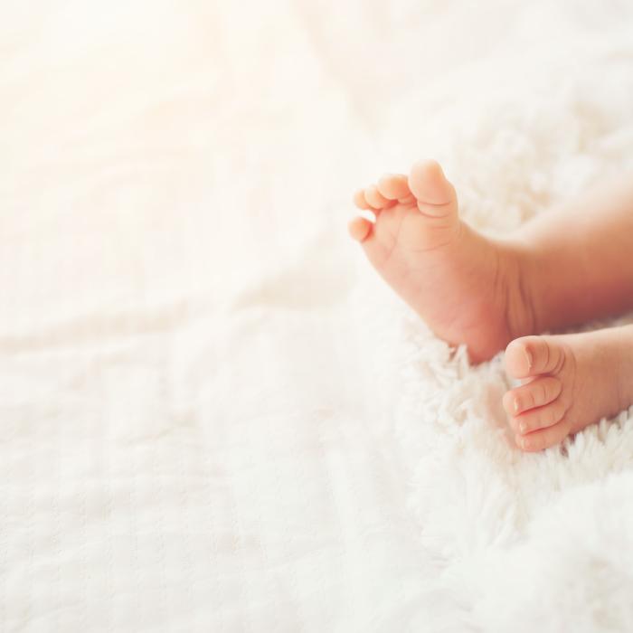 Italia. O româncă și-a abandonat bebelușul la tomberon. Asistenta care a ajutat-o să nască forțat, condamnată după zece ani: „A fost presată”