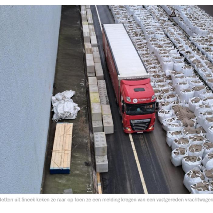 Un șofer român de camion, peripeții pe o autostradă din Olanda: Amendat după ce a ignorat toate semnele de oprire și s-a blocat între sacii de nisip - FOTO